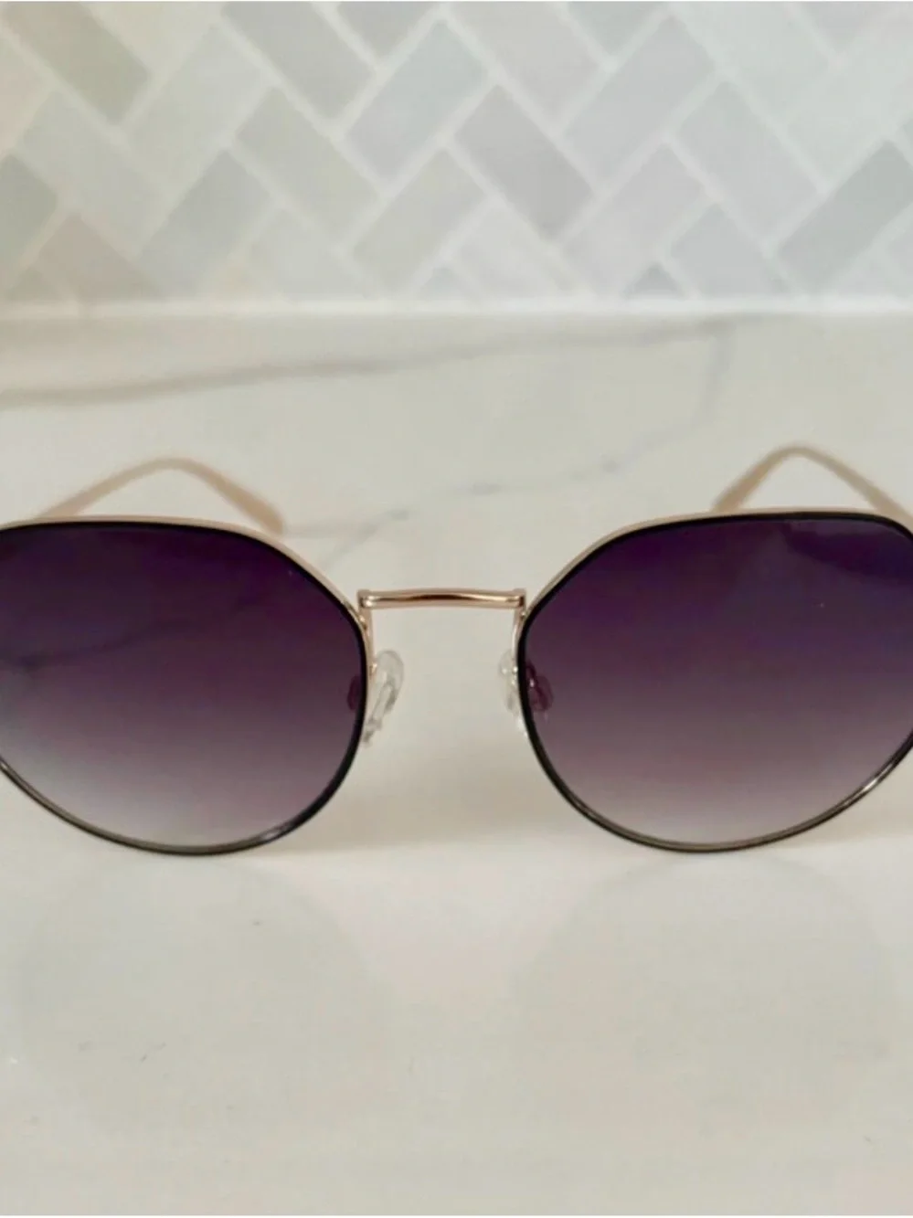 Quay Rooftop Round Sunglasses In Black And Gold Frame/Smoke Lenses Women's New